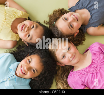 USA, New Jersey, Jersey City, portrait of girls lying on floor Banque D'Images