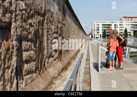 Les touristes à un vestige du Mur de Berlin sur Niederkirchnerstrasse. Banque D'Images