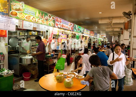 Les gens de manger des aliments dans le Hawker center dans le marché intérieur, peu Tekka Inde Asie Singapour Banque D'Images