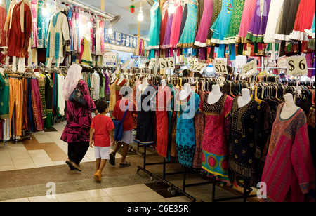 Une famille les boutiques de vêtements dans le centre Tekka market, Little India, Singapour Banque D'Images