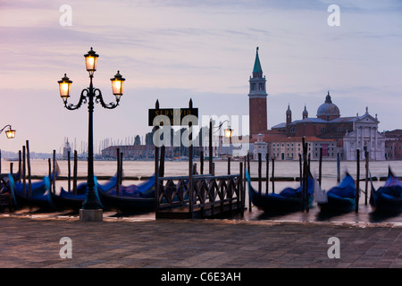 Quai de la Place St Marc avec les gondoles et la vue de l'île de San Giorgio Maggiore, à Venise, Italie, Europe Banque D'Images