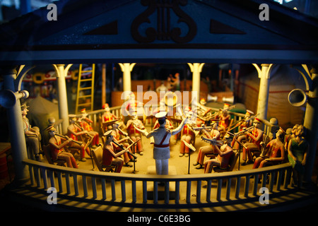 Meubles anciens en bois d'animation d'un kiosque à musique en jouant de la musique de nuit. Banque D'Images