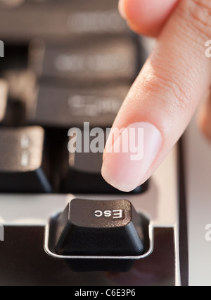 USA, New Jersey, Jersey City, Close up of woman's hand en appuyant sur Échap Banque D'Images