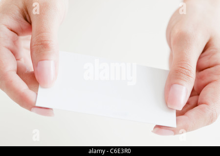 USA, New Jersey, Jersey City, Close up of woman's hands holding credit card Banque D'Images