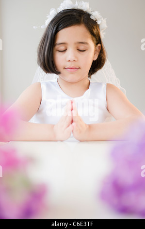 USA, New Jersey, Jersey City, Portrait de jeune fille priant lors Fist Communion Banque D'Images