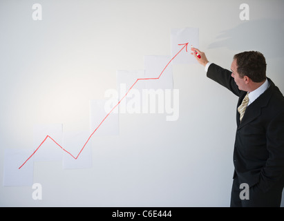USA, New Jersey, Jersey City, Businessman drawing chart Banque D'Images