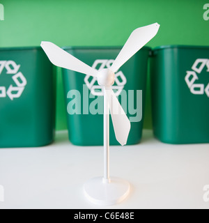 Close up de modèle d'éolienne et les poubelles Banque D'Images