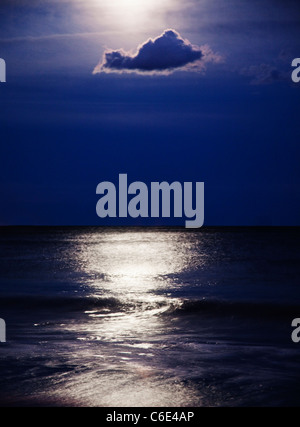 USA, New York, Queens, Rockaway Beach, paysage avec vue sur la mer et la lune la nuit Banque D'Images