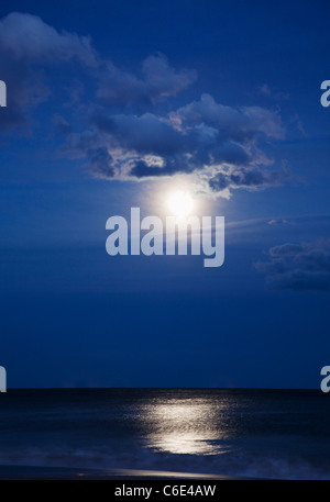 USA, New York, Queens, Rockaway Beach, paysage avec vue sur la mer et la lune la nuit Banque D'Images