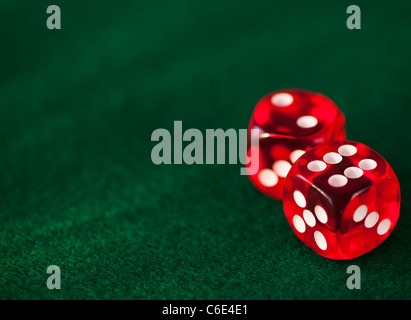 Close up of red dices sur feutre vert Banque D'Images