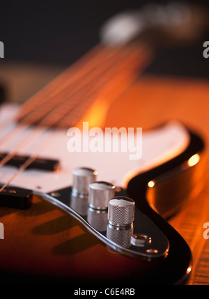 Close up de boutons de volume de la guitare basse Banque D'Images