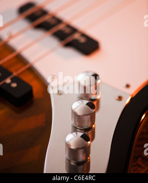 Close up de boutons de volume de la guitare basse Banque D'Images