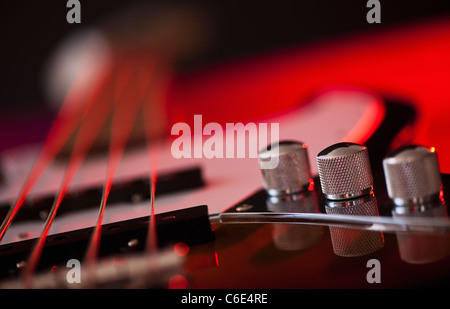 Close up de boutons de volume de la guitare basse Banque D'Images