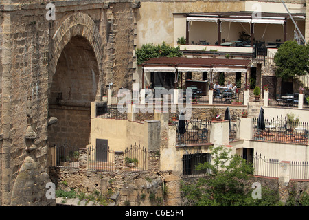 Un restaurant sur le bord de la gorge qui s'exécute par le biais de Ronda, Espagne, montrant une partie du pont qui enjambe la gorge. Banque D'Images