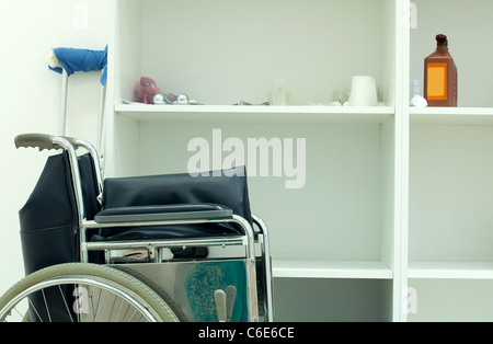 Chirurgie orthopédique médical avec des béquilles et fauteuil roulant Banque D'Images
