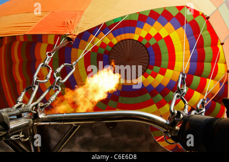 Close-up of hot air balloon gréement et flammes de jets, mulrti ballon de couleur, des cordes de guidage, paysage, gros petit Banque D'Images