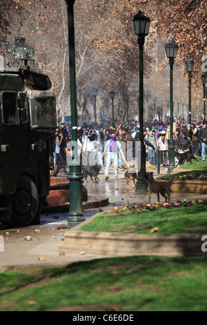 Canon à eau de la police chilienne disperser des manifestants lors d'une grève d'étudiants dans le centre-ville de Santiago, au Chili. Banque D'Images