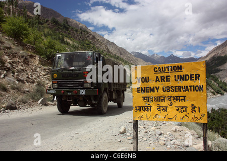 Camion de l'armée indienne passe panneau d'avertissement sur la route dangereux à Kargil près de frontière avec le Pakistan. Jammu Cachemire, l'Inde du Nord Banque D'Images