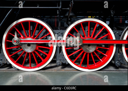 Roues d'entraînement rouge et blanc sur une locomotive à vapeur Banque D'Images