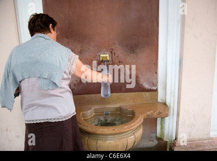 Évian-les-Bains - Femme le remplissage bouteille à Cachat Springs Banque D'Images