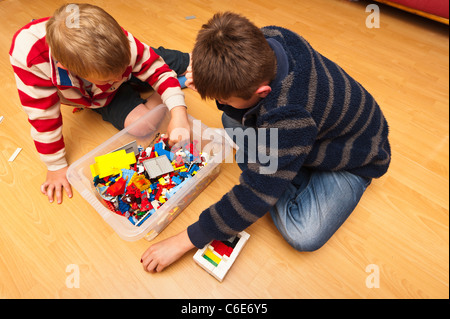 Deux jeunes garçons jouent au Lego en intérieur au Royaume-Uni Banque D'Images