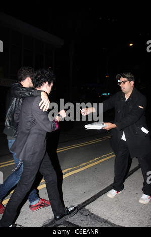 Deryck Whibley, signant un autographe tout en laissant Trousdale nightclub à West Hollywood avec un ami à Los Angeles, Californie - Banque D'Images