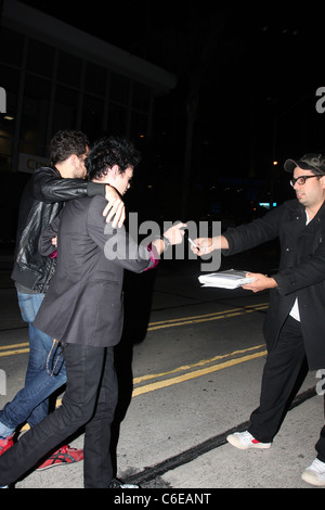 Deryck Whibley, signant un autographe tout en laissant Trousdale nightclub à West Hollywood avec un ami à Los Angeles, Californie - Banque D'Images