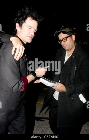 Deryck Whibley, signant un autographe tout en laissant Trousdale nightclub à West Hollywood avec un ami à Los Angeles, Californie - Banque D'Images