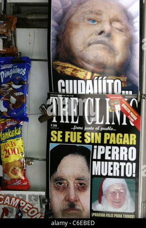 Rapports de journaux et de célébrer la mort de l'ancien dictateur Augusto Pinochet, décédé en décembre 2006. Santiago, Chili Banque D'Images