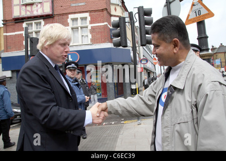 Le maire de Londres Boris Johnson visiter commerces endommagés par les récentes émeutes au jambon, Newham, London Banque D'Images