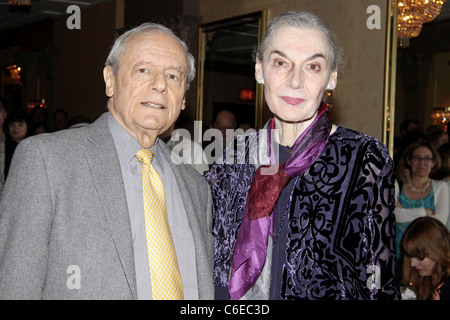 John Simon et Marian Seldes 75e Assemblée New York Drama Critics' Circle Award cérémonie à l'Algonquin Hotel New York Banque D'Images