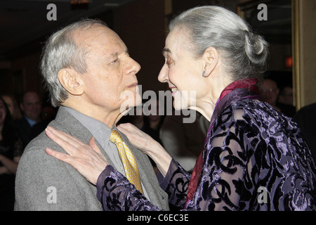 John Simon et Marian Seldes 75e Assemblée New York Drama Critics' Circle Award cérémonie à l'Algonquin Hotel New York Banque D'Images