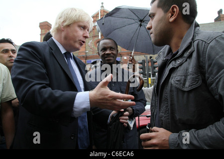 Le maire de Londres Boris Johnson visiter commerces endommagés par les récentes émeutes au jambon, Newham, London Banque D'Images