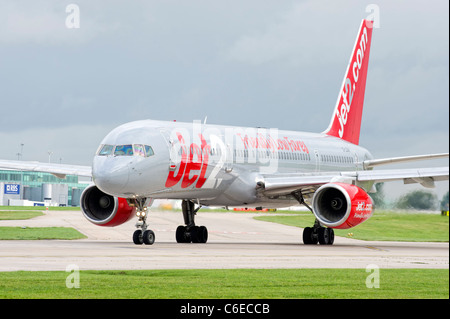 La préparation de l'aéronef Jet2.Com décoller à l'aéroport de Manchester Banque D'Images