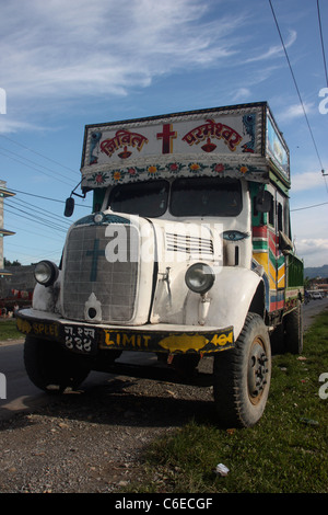 Vintage Indian a fabriqué le camion Tata 1210 se dans l'Himalaya Népal Banque D'Images