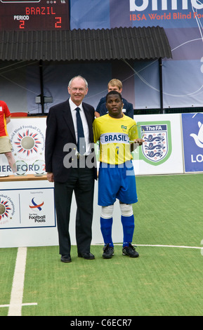 Jeferson Goncalves rcieves le joueur du tournoi prix lors du championnat de football mondiale des aveugles de l'IBSA. Hereford, Banque D'Images