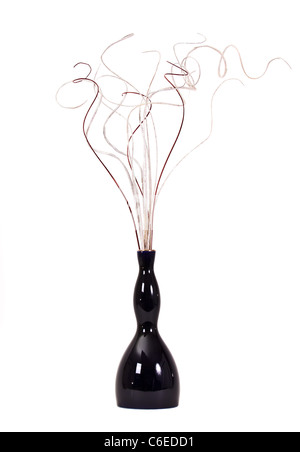 Vase décoratif et décor artificiel isolé sur fond blanc Banque D'Images