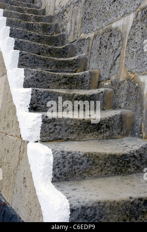 Marches de pierre usées reliant les niveaux inférieur et supérieur de la Cobb, le port principal de mur à Lyme Regis, dans le Dorset, Angleterre Banque D'Images