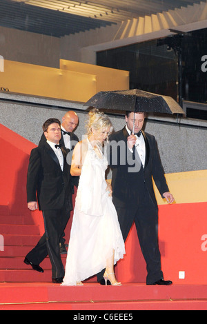 Danielle Spencer, Russell Crowe 2010 Cannes International Film Festival - Jour 1 - 'Robin des Bois' premiere - Départ Cannes, Banque D'Images