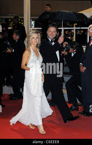 Danielle Spencer, Russell Crowe 2010 Cannes International Film Festival - Jour 1 - 'Robin des Bois' premiere - Départ Cannes, Banque D'Images