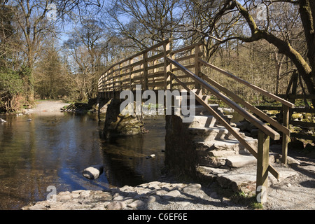 Rydal, Grasmere, Cumbria, Royaume-Uni. Passerelle en bois sur le chemin à travers le fleuve Rothay dans Lake District National Park Banque D'Images