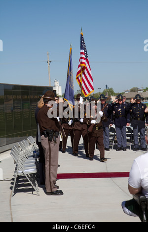 Cérémonie commémorative de l'application de la loi, Grand Island, Nebraska en 2011. Patrouille de l'État, color guard, honorant la tombée. Banque D'Images