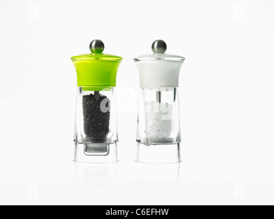 Studio shot of salt and pepper grinders Banque D'Images