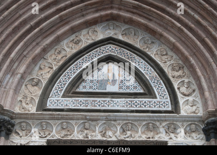 Particulier de la mosaïque historique dans la façade de la cathédrale de Messine Banque D'Images