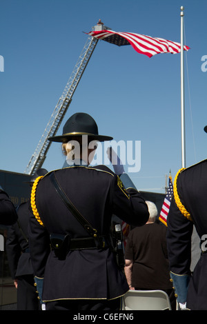 Cérémonie commémorative de l'application de la loi, Grand Island, Nebraska en 2011. Patrouille de l'État, color guard, honorant la tombée. Banque D'Images