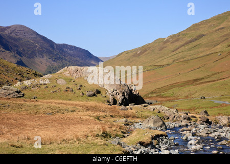 Gatesgarth, Cumbria, England, UK. Gatesgarthdale Beck et une roche moutonnée glaciaire en fonction rock Honister Pass vallée glaciaire Banque D'Images