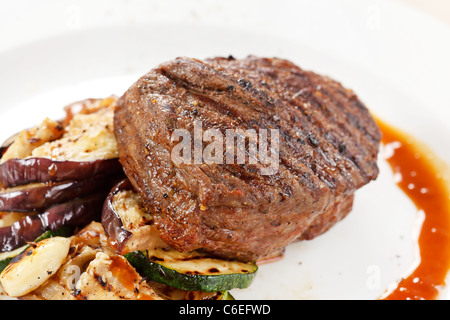 Entrecôte grillée avec des légumes Banque D'Images