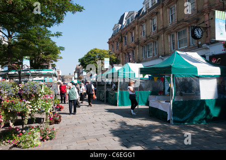 Les étals de marché dans la High Street, Bromley. Banque D'Images