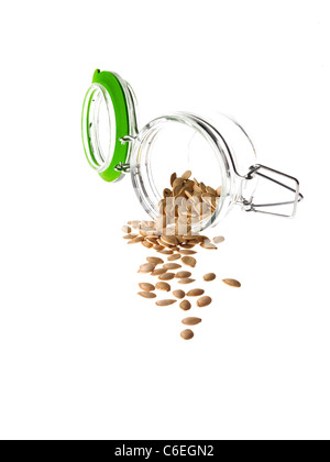 Studio shot of pot avec les graines de citrouille sur fond blanc Banque D'Images