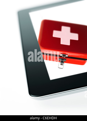 Studio shot de trousse de premiers soins sur tablette numérique Banque D'Images